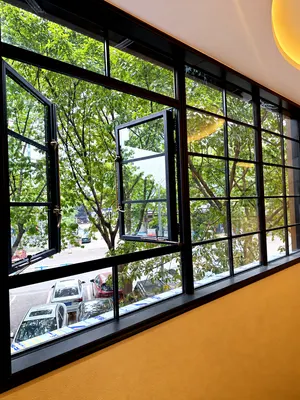 CW06 · Black — Multiple opening sashes · grid glazing