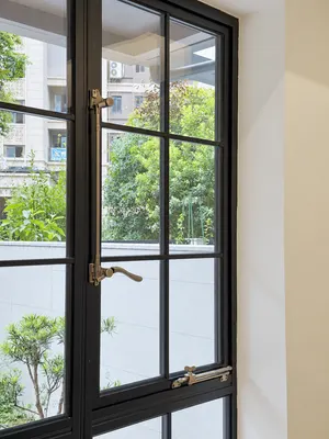 CW10 · Black — Handle and stay detail · grid glazing