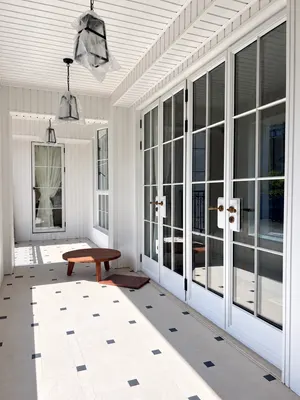 RD01 · White — Grid-glazed doors along a bright corridor