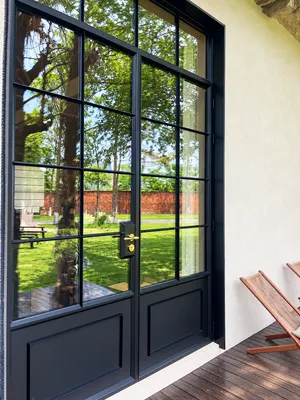 RD11 · Black — Closed double doors · upper transom