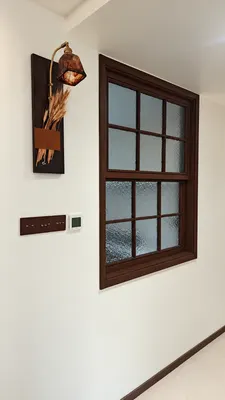 SW03 · Wood-look brown · textured glass — Style and setting reference