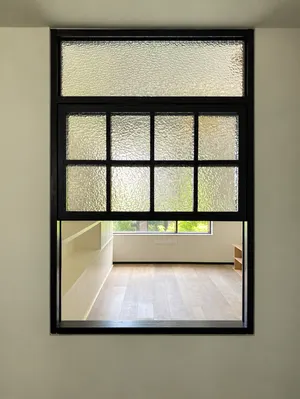 SW09 · Black · textured glass and transom — Style and setting reference
